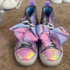 Size 12 jojo Siwa tennis shoe. Non tie